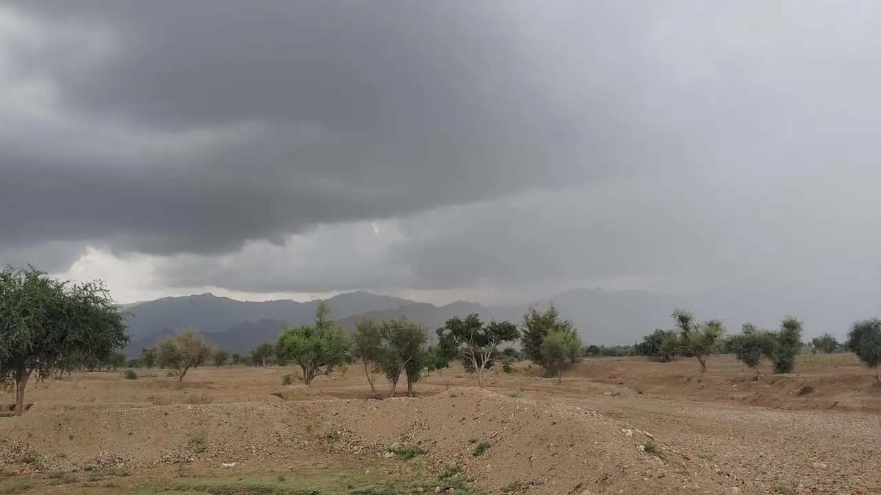 هيئة الأرصاد تحذر من تقلبات جوية حادة وهطول أمطار غزيرة وتدفق السيول